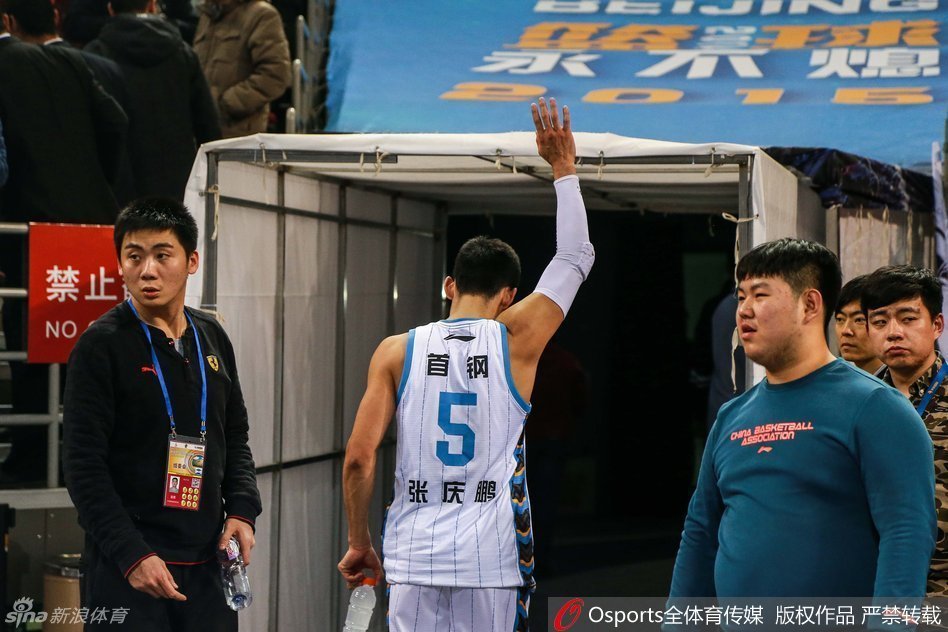 老将张庆鹏化身“张三疯”，在四川队严密防守下强行出手三分，皮球划破长空，承载着反超的希望。