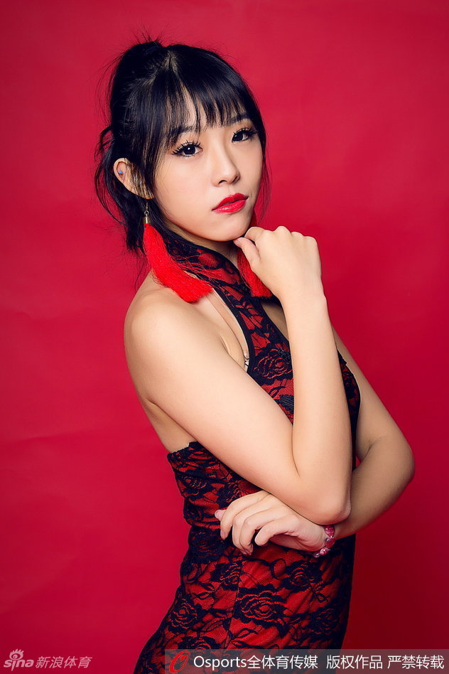 啦啦队员腾空跃起，裙摆如鱼尾般在空中划出优美弧线，动感十足