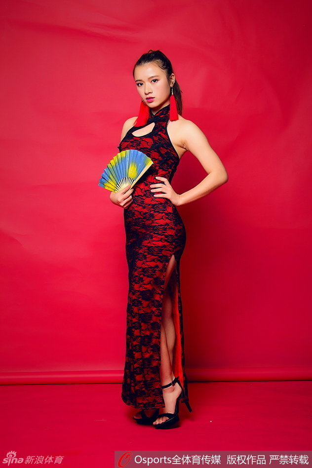 队员双手高举红色福字，眼神清澈透亮，仿佛将满满的福气传递给每个人