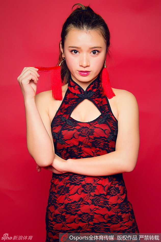 全体队员手持红色春联，笑容满面地向观众拜年，节日气氛浓郁