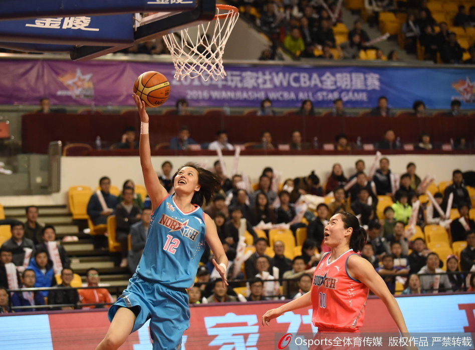 姬晓在场上握拳呐喊，眼神坚定充满斗志，正用饱满的激情鼓舞着身边的每一位队友。