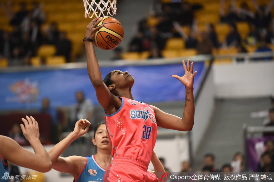 黄红玭张开双臂，像守护神一样挡在帕克面前，眼神专注，毫不畏惧这位强力外援的冲击。