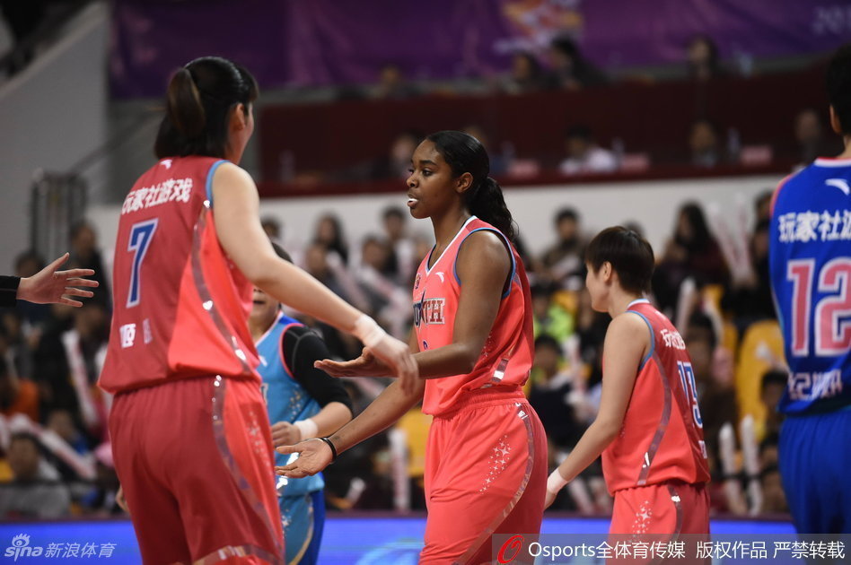 王珵珵在电光火石间送出一记穿透性极强的妙传，球如手术刀般精准找到切入的队友。