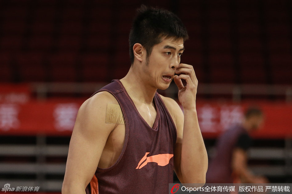 年轻后卫方硕在训练间隙若有所思，眼神中带着一丝坚毅，似乎在思考如何在激烈的后卫竞争中站稳脚跟。