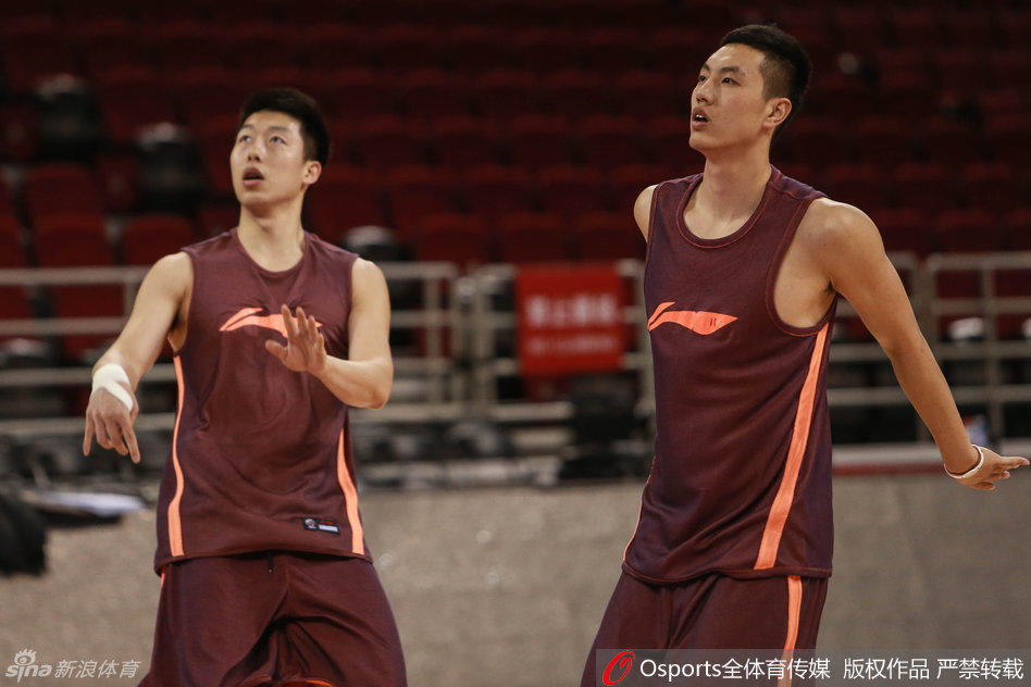 翟晓川正在进行赛前拉伸，表情专注而投入，每一个细节都体现着他对自己身体的严格管理。