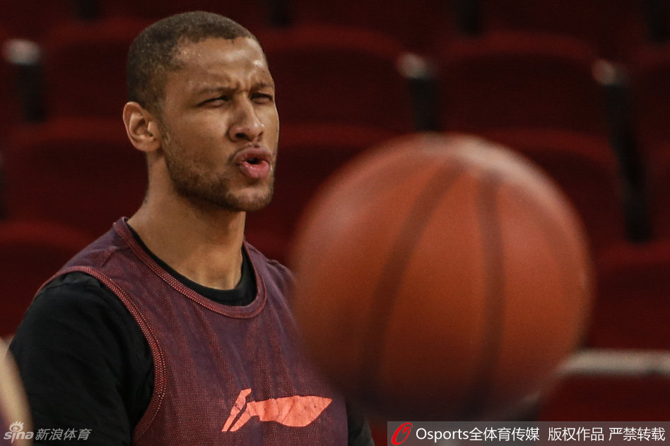 老将张庆鹏坐在场边陷入沉思，神情严肃，仿佛在回味赛季的起伏，又或在谋划季后赛的杀招。