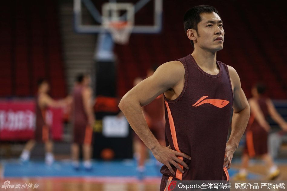 大外援莫里斯在训练中难得露出搞怪表情，幽默感十足，展现了北京队轻松融洽的队内氛围。