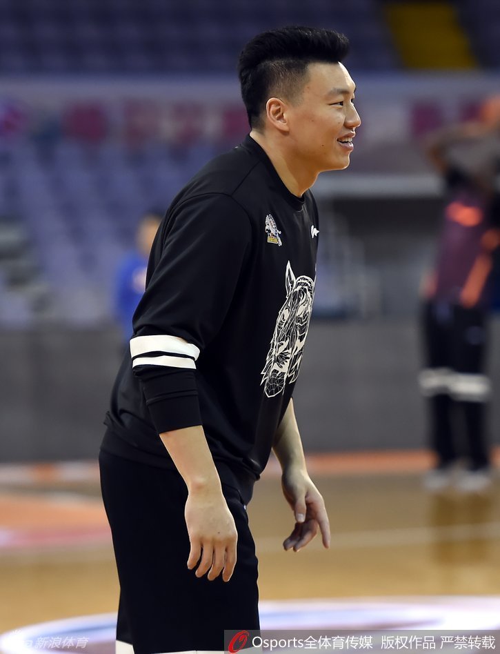 安德雷·布拉切脸上笑逐颜开，心情大好的他似乎在训练中找到了乐趣，即使天气寒冷也挡不住他的笑容。