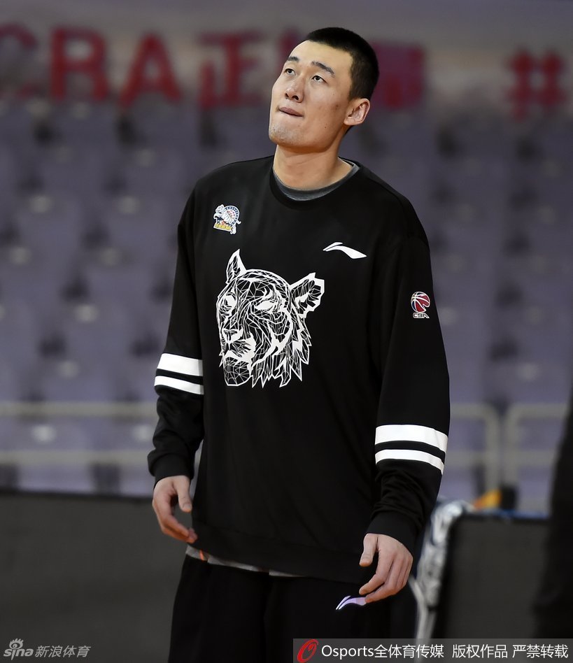 李根坐在场边休息时突然陷入沉思，眼神迷离地看着远方，仿佛在回忆往事或思考今晚的战术。