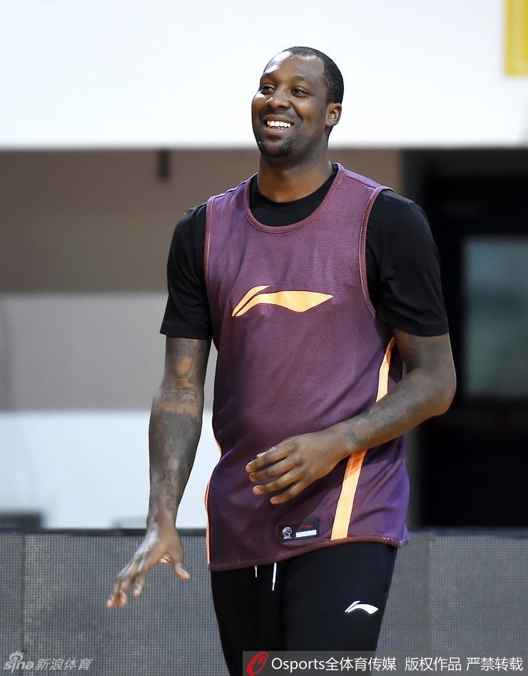 周琦眼神纯净地望着前方，表情呆萌，被队友戏称为“大魔王”的他此时看起来十分乖巧可爱。