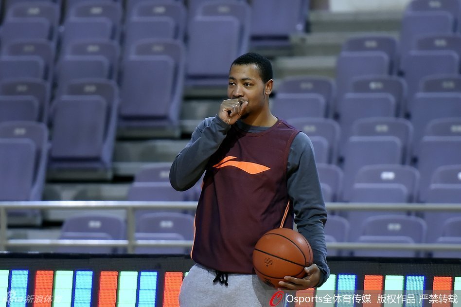 主教练李秋平场边指挥若定，双手插兜眼神坚毅，面对胶着的战局，他正思考着如何调整战术。