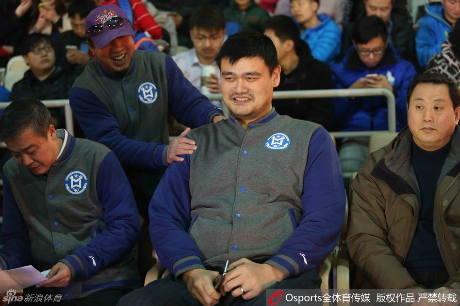 笑容满面的姚明身着裁判服亮相，昔日队友重聚让他心情格外愉悦，仿佛回到了那段青葱岁月