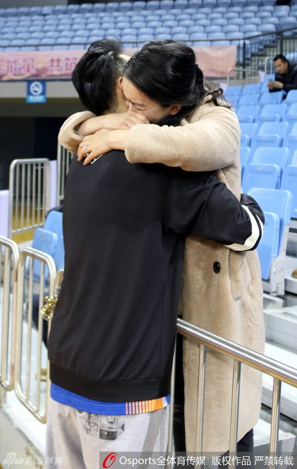 江苏球迷高举“欢迎达锅回家”的横幅，熟悉的多音字呼唤让孟达瞬间红了眼眶。