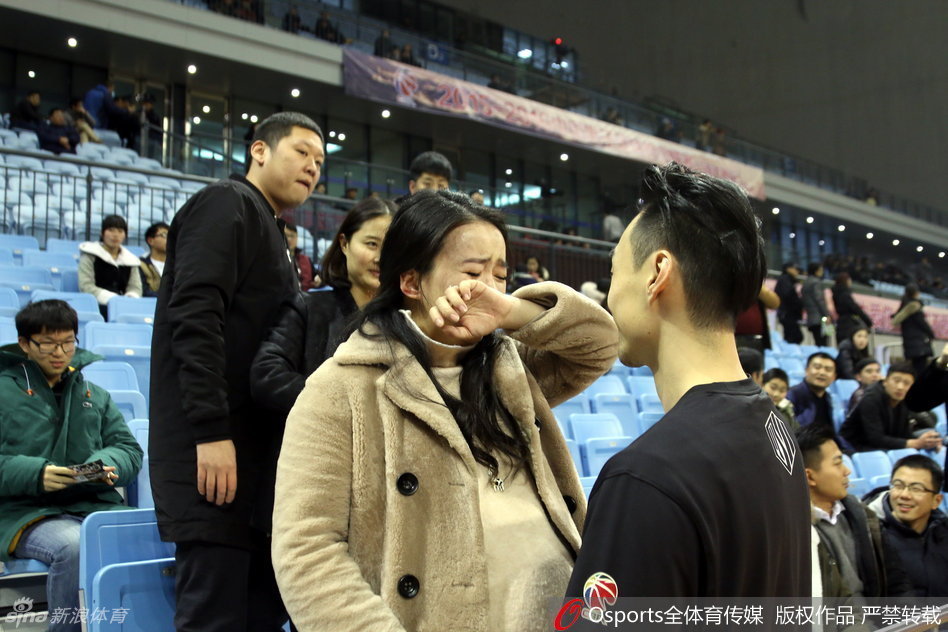 赛后，孟达与爱妻深情一吻，旁边的友人纷纷用手机记录下这甜蜜而温馨的瞬间。