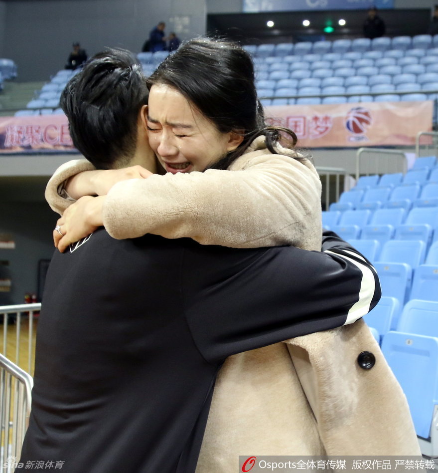 赛后，热情的江苏球迷围住孟达合影，笑容满面地举着手机，用镜头留住这位家乡骄子的身影。