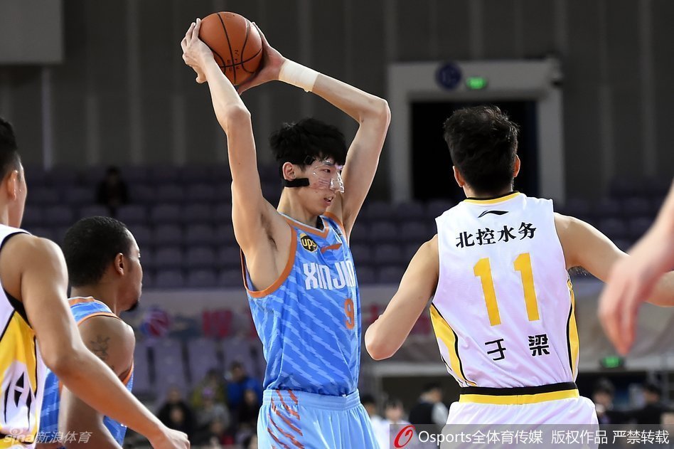 眼神犀利的周琦在篮下高高跃起，冷静观察着队友和对手的跑位，随时准备送出致命一击。