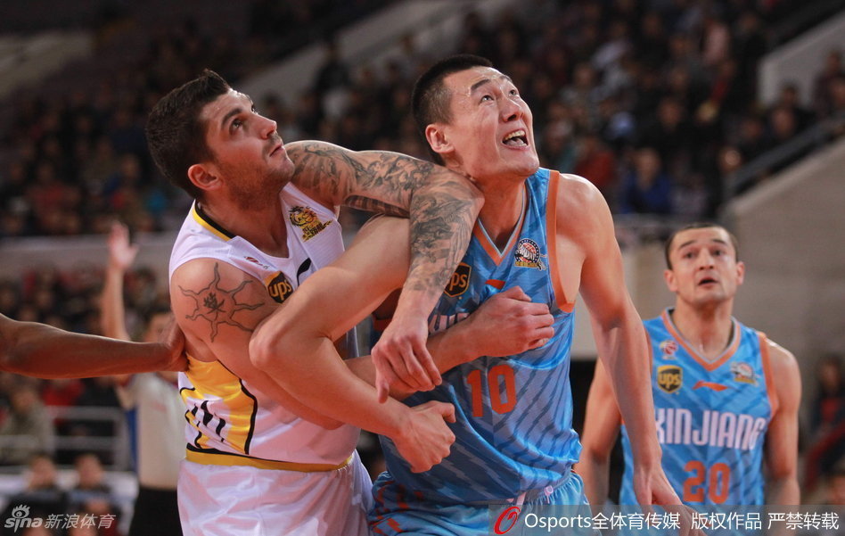 西热力江如猎豹般持球突破，他犀利的切入撕开了对手的防线，为接下来的进攻创造了空间。