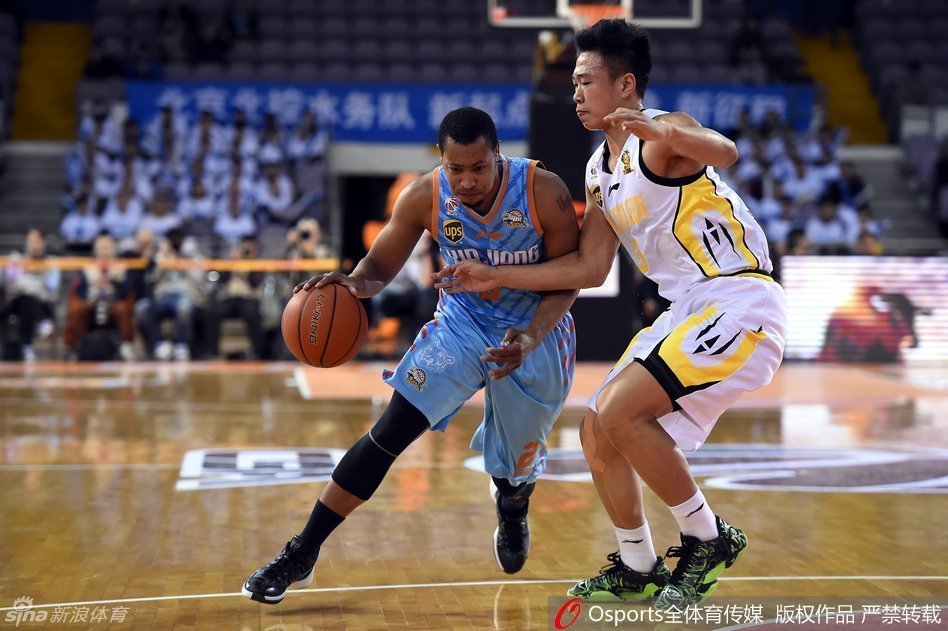 周琦高高跃起完成暴力灌篮，他的身体在空中完全舒展，展现出惊人的天赋和爆发力。