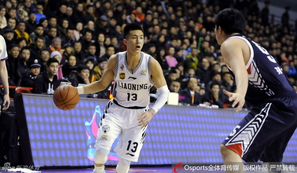 球队大脑郭艾伦沉着控球，眼神犀利地观察着队友跑位，他手中的球如同被线牵引的木偶，随时准备撕开对手防线。