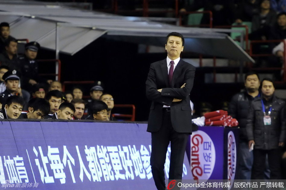 兰多夫在人群中高高跃起，完成了一记势大力沉的双手暴扣，这一刻他仿佛白魔兽降临，将客场作战的深圳队气势完全压制。