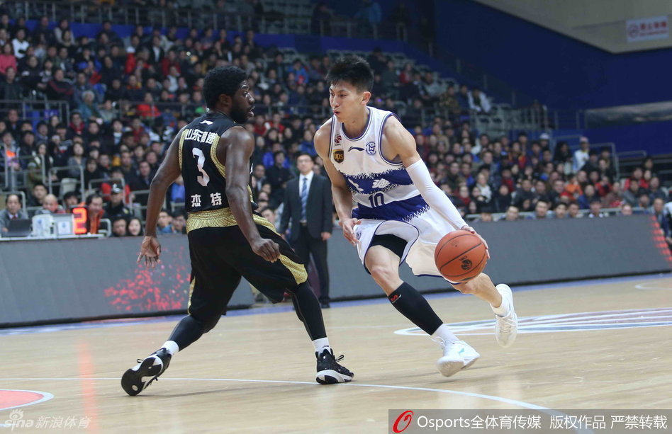 哈达迪与奥登内线激烈卡位，身体对抗火星四溅，伊朗巨塔面露一丝不适但仍全力以赴。