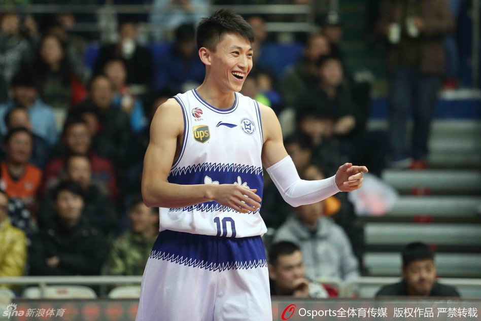 刘晓宇如利刃般撕开防线，面对杰特的防守坚决突破，这是本土控卫的勇敢宣言。