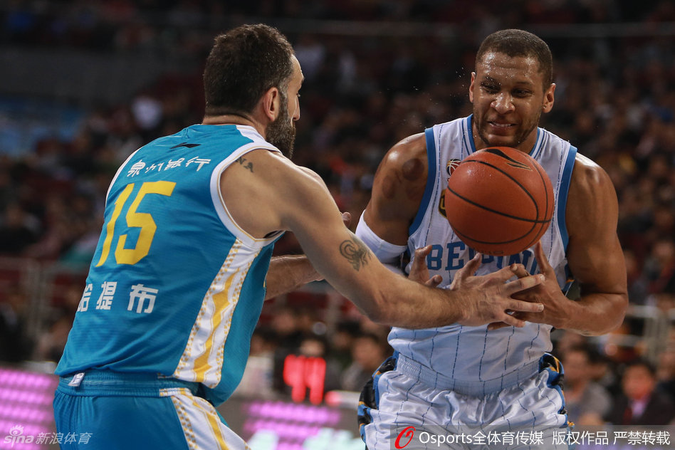 莫里斯眼神坚定，高高跃起准备出手投篮，在他身旁是哈提布奋力拼抢的身影，这瞬间的攻防对决写满了故事。