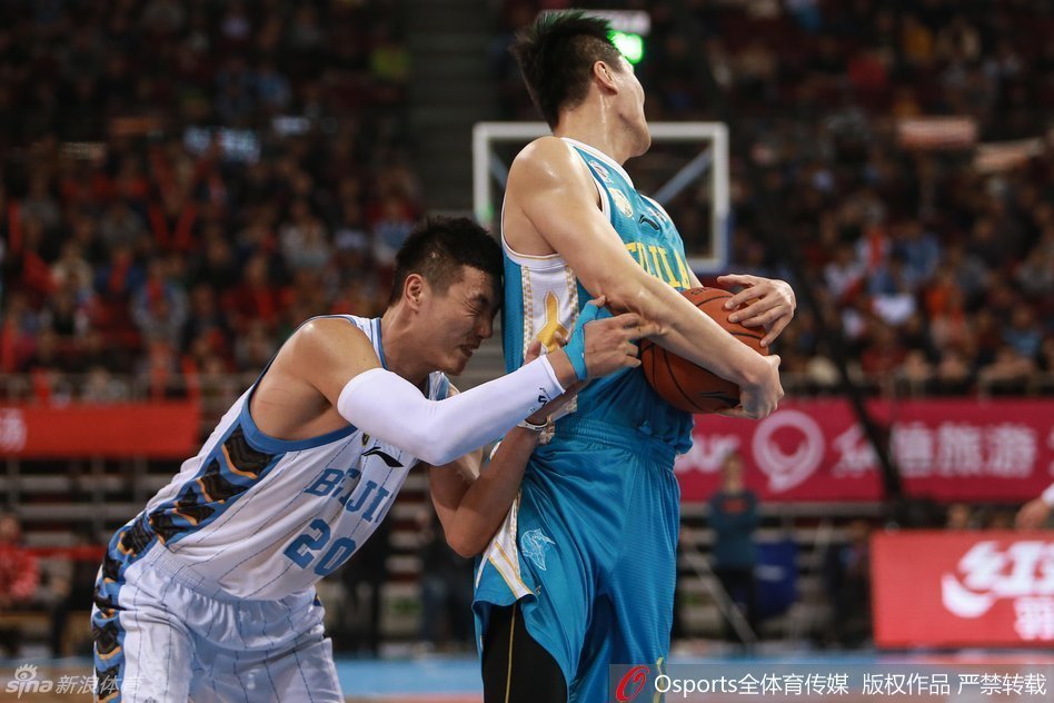 在福建队严密的包夹防守下，马布里如孤胆英雄般强行突破，他那不屈的背影正是北京队当晚逆境求生的缩影。