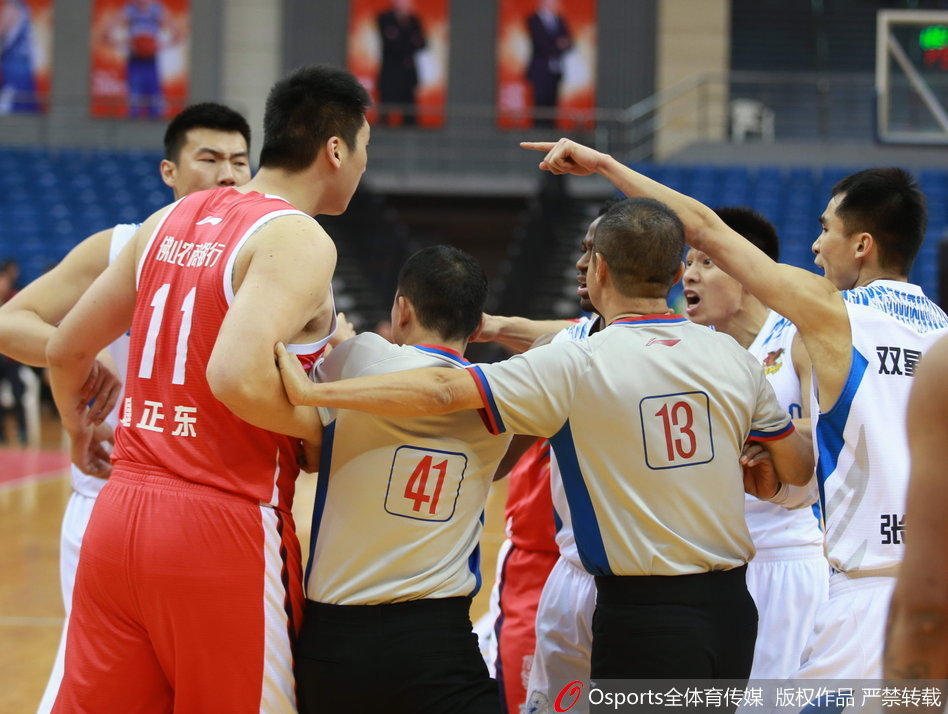 冲突发生后，多名现场工作人员和裁判迅速围拢过来，他们组成人墙，尽力将情绪激动的布朗与其他人隔开，场面一度十分混乱。