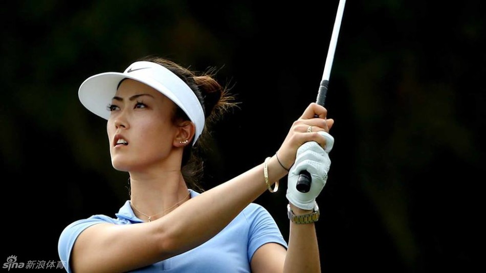 一位球员在绿草如茵的球道上从容走位，阳光洒下，构成一幅和谐而充满动感的运动画卷