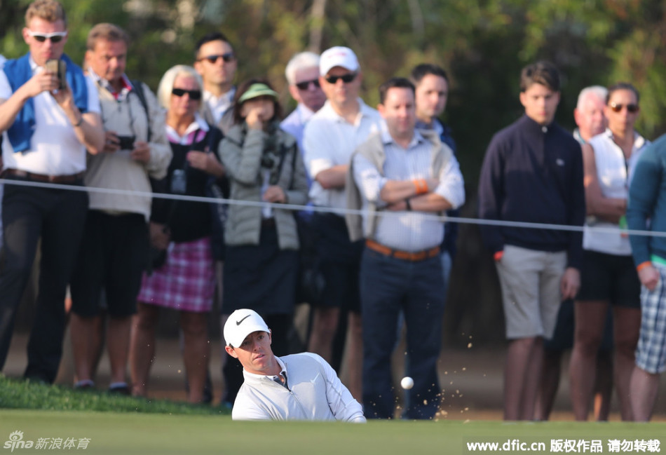 麦克罗伊在练习场上进行开球练习，动作协调完美，白色的球杆在空气中划出一道优美的弧线。