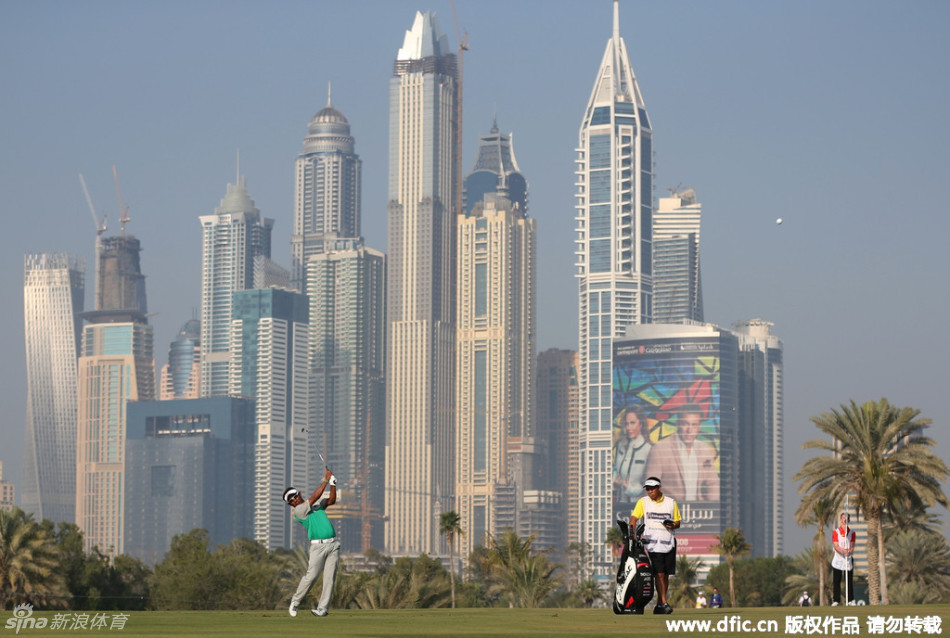 瑞典球手诺伦在比赛中推进关键一推后，握拳庆祝，脸上洋溢着自信与喜悦的笑容。