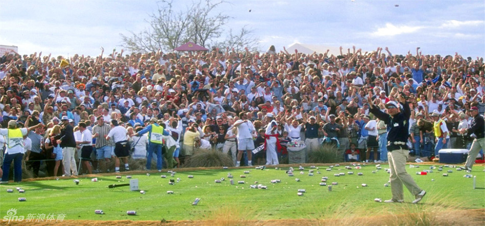 一组球童在练习果岭上进行趣味跑步比赛,姿态滑稽,笑容灿烂,充满无忧无虑的快乐