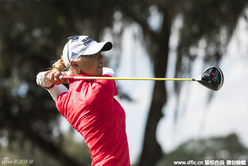 内莉·柯达完成一次完美收杆，动作平衡且充满韵律感，尽显高超球技与优雅风范