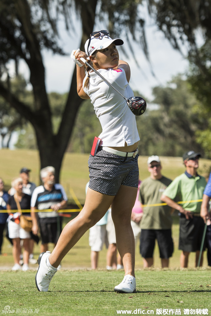 柳萧然在全神贯注地推击，眼神锁定小球，展现了天后级球员的关键时刻掌控力