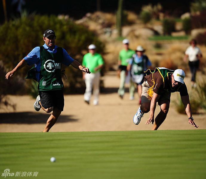 詹姆斯-韩在果岭边即兴跳起骑马舞,姿势夸张,周围观众被逗得前仰后合