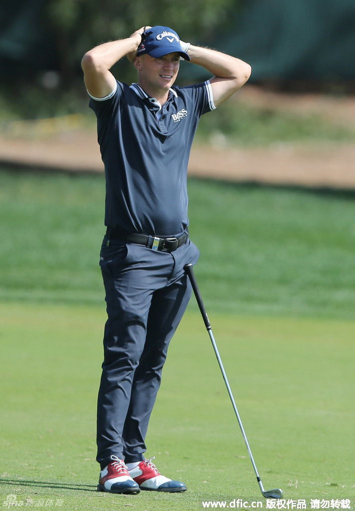 麦克罗伊从沙坑中成功救球，沙砾飞扬，展现了他精湛的短杆技术和强大的赛场掌控力。