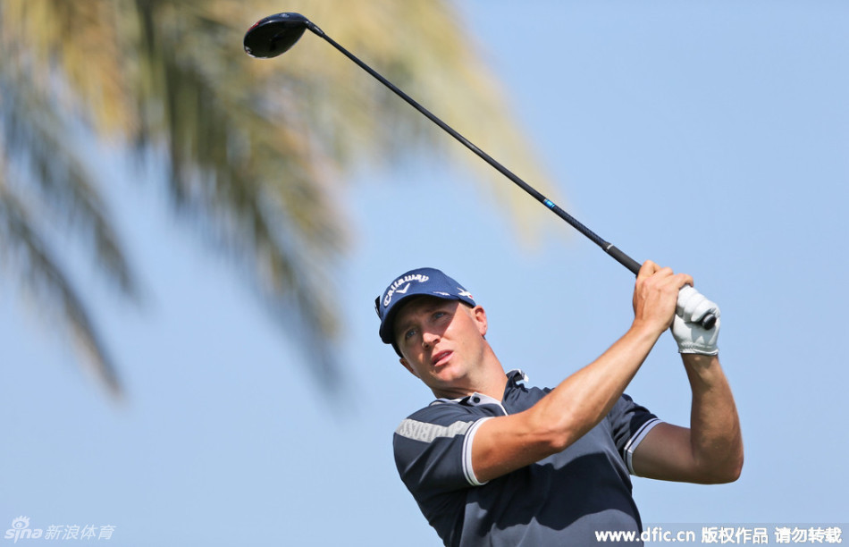 瑞典名将诺伦在迪拜的阳光下凝视果岭，神情专注地计划着下一杆的进攻路线。