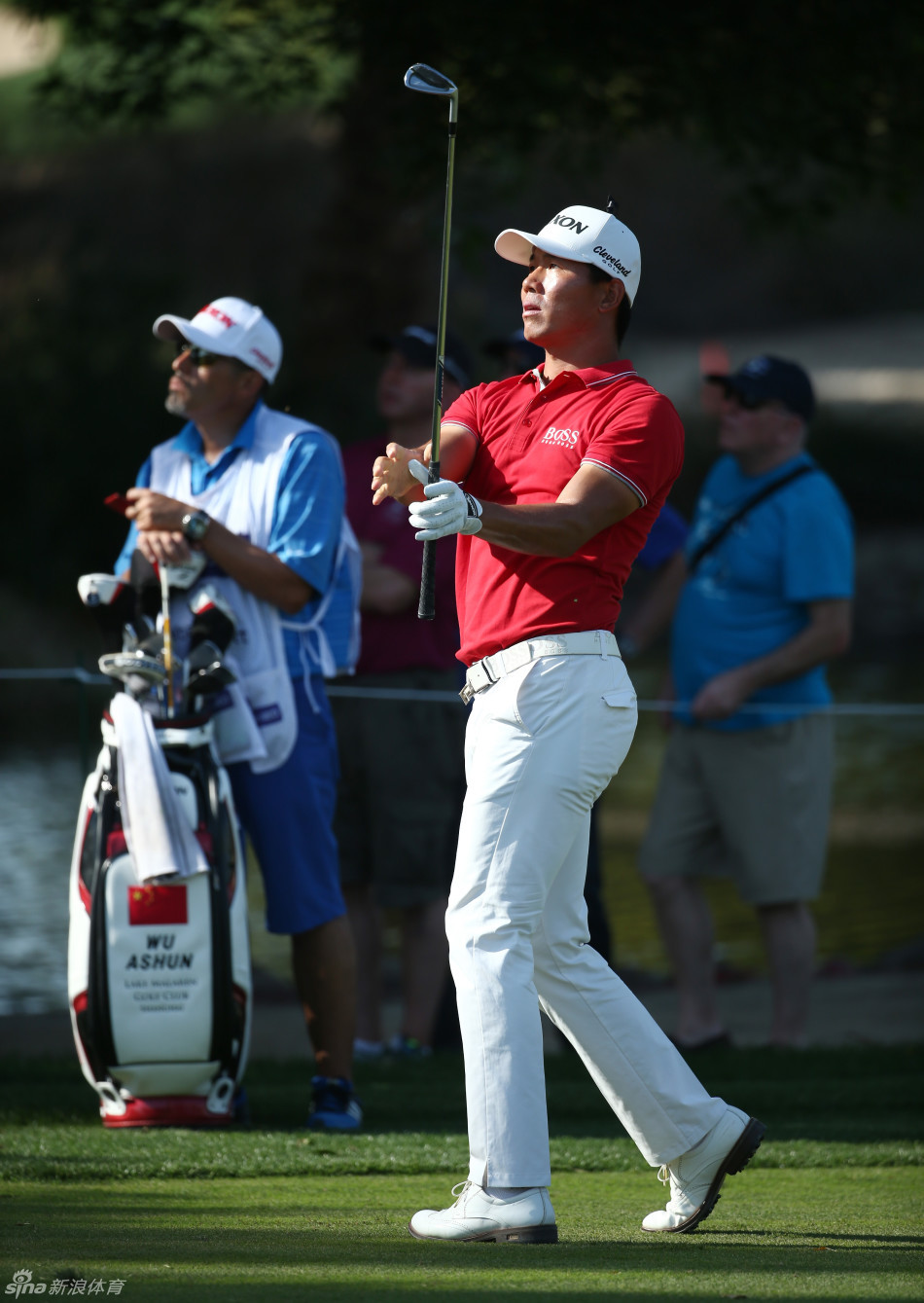 泰国高尔夫传奇通差·贾第在迪拜球场潇洒挥杆，动作流畅而充满力量，尽显老将风范。