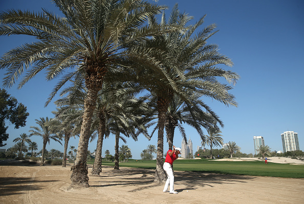 前中国公开赛冠军、法国球员亚历山大·列维在迪拜的球道上潇洒挥杆，目光坚定地望向前方果岭。