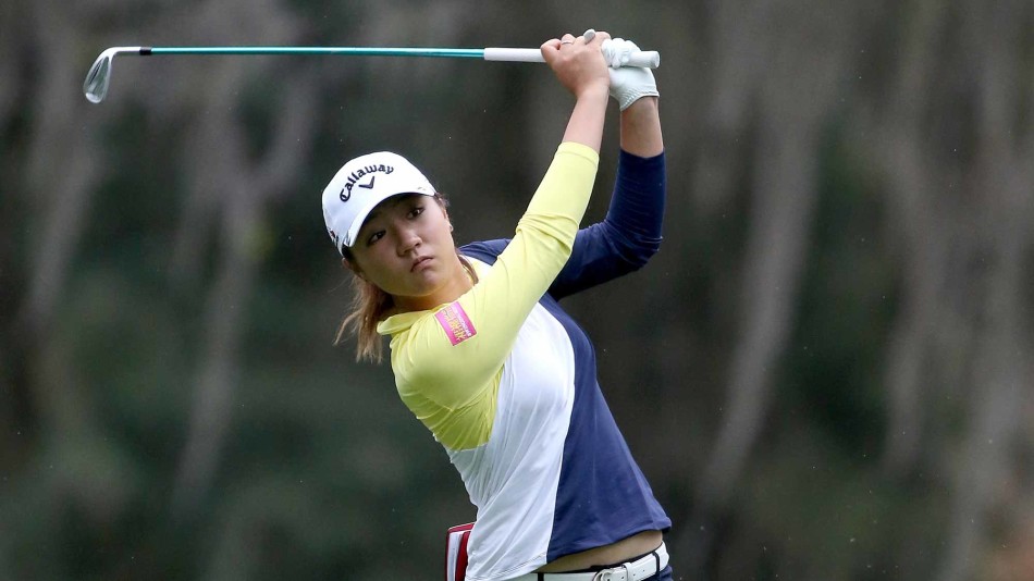 果岭边，魏圣美单膝跪地，细心观察推杆线路的细微起伏，神情冷静如 strategist。