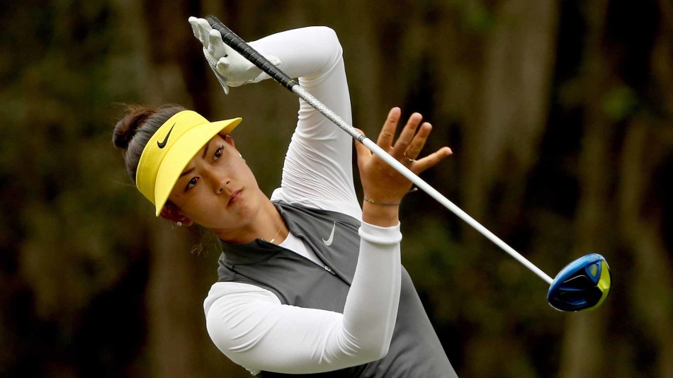 面对颇具挑战的沙坑球位，魏圣美摆出标准预备姿势，全神贯注于即将执行的救球。