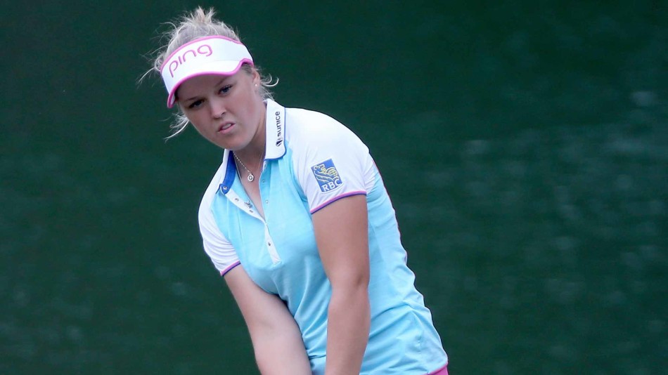 观众簇拥的围绳外，魏圣美在发球台优雅开球，身姿舒展宛如一幅动态的运动画作。