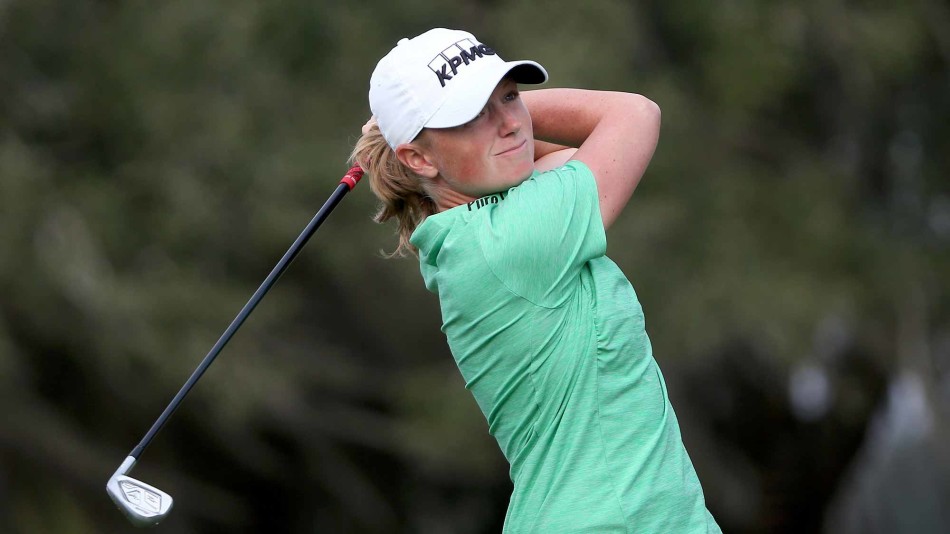 一轮战罢，魏圣美在记分处确认成绩，与工作人员交流时露出谦和的笑容。