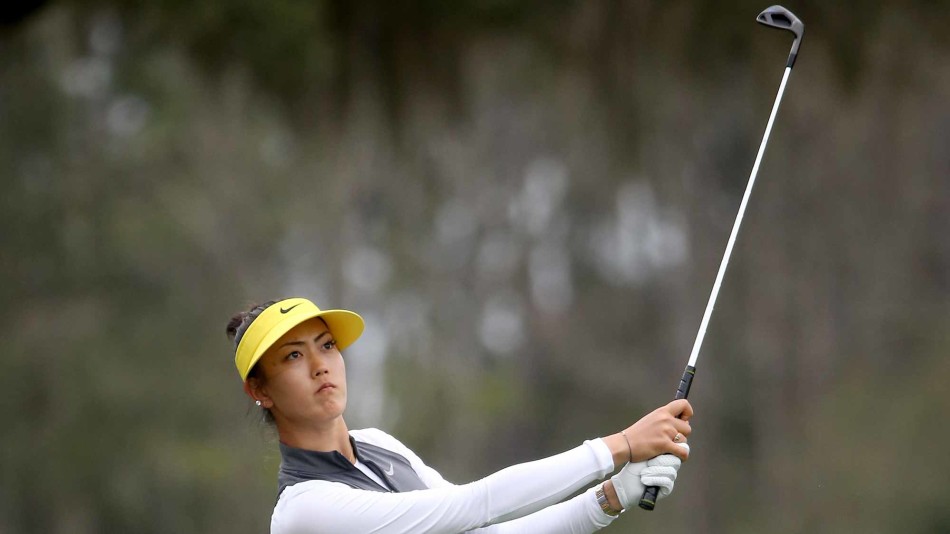 夕阳下的练习果岭，魏圣美仍在加练推杆，追求极致的执着身影被拉得很长。