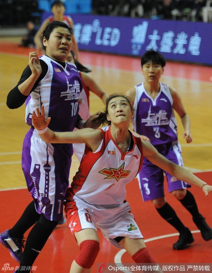 裁判将球高高抛起，八一队与上海队的跳球球员瞬间腾空，指尖触碰篮球的刹那，整个球馆的呼吸仿佛都为此凝固，季后赛的硝烟在这一刻被正式点燃。