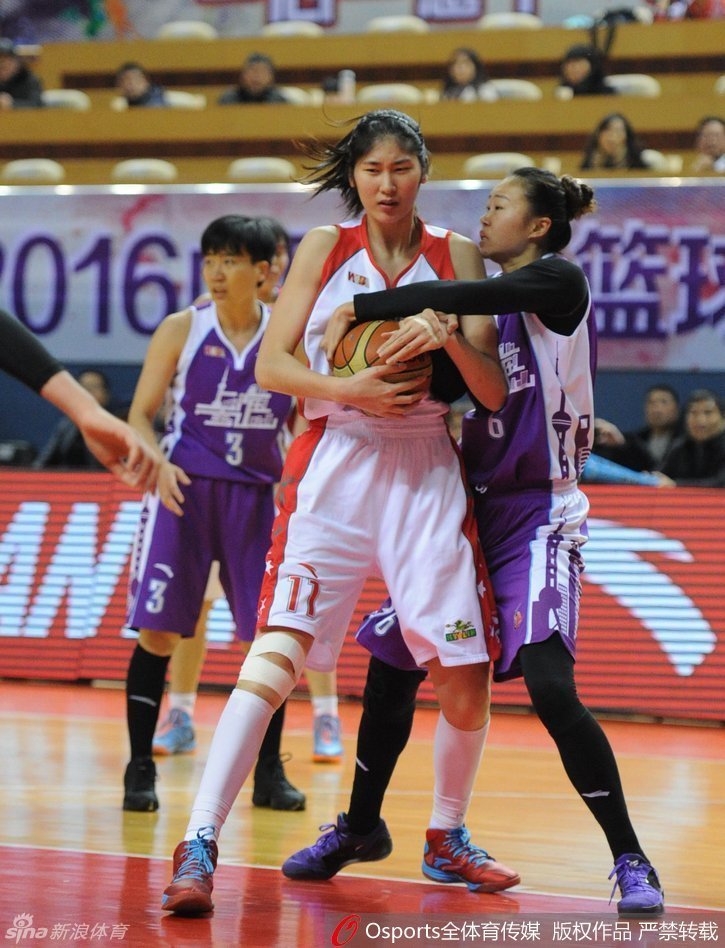 北京队外援福尔斯在山西队内线群中强行摘下前场篮板，落地瞬间她高高跃起，在三人合围中将球狠狠砸进篮筐，展现出了无与伦比的统治力。