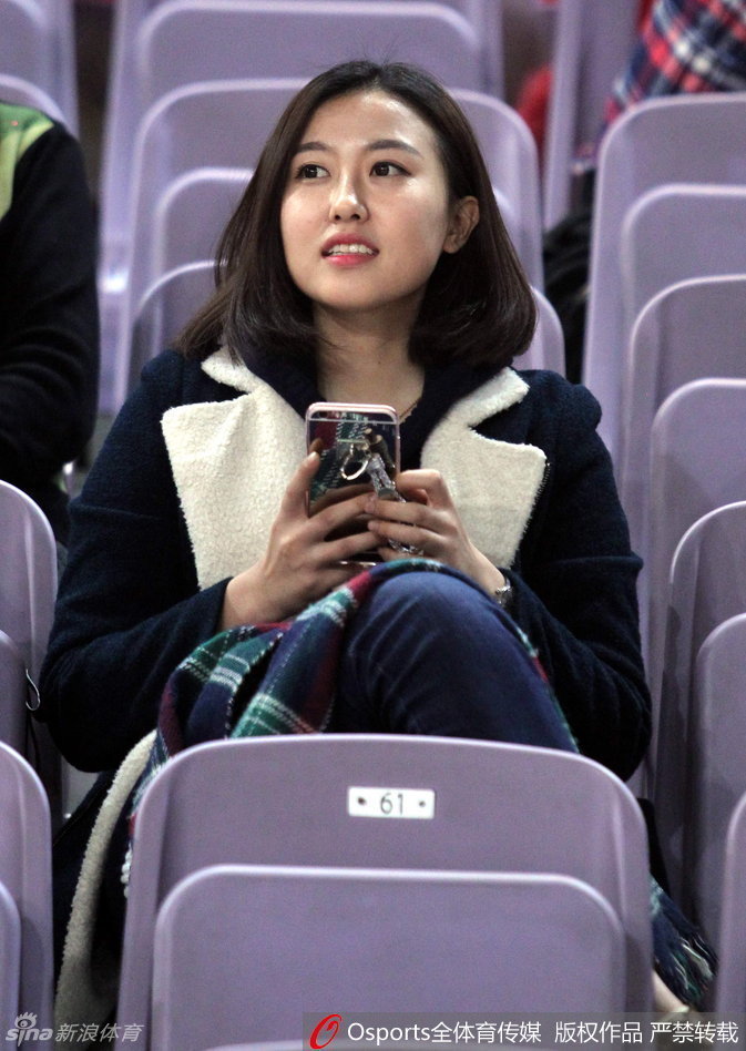 王治郅神情专注地在场内进行赛前热身，每一次投篮出手都显得从容不迫，展现出老将的沉稳