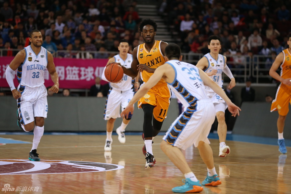 富兰克林高高跃起，在空中转身寻觅队友，他在重围之中依然试图用传球肢解对手。