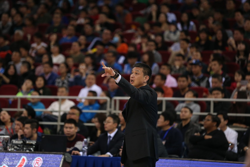 马布里全场扛起炸药包，持球强突重围，用一次次奋不顾身的冲击试图拯救球队。